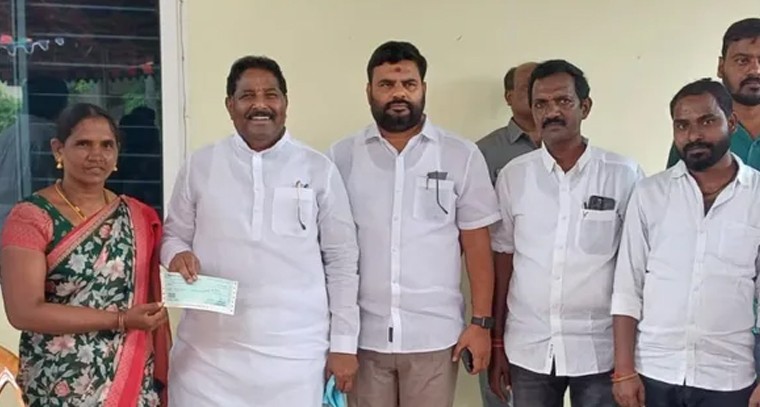 కళ్యాణలక్ష్మి, షాదీ ముబారక్ చెక్కులను పంపిణీ చేసిన ఎమ్మెల్యే