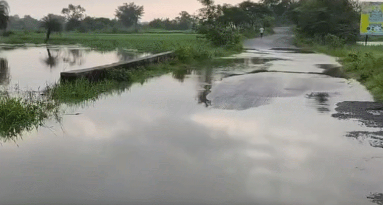 జంగంపేట రోడ్డుపై కొనసాగుతున్న వరద నీరు