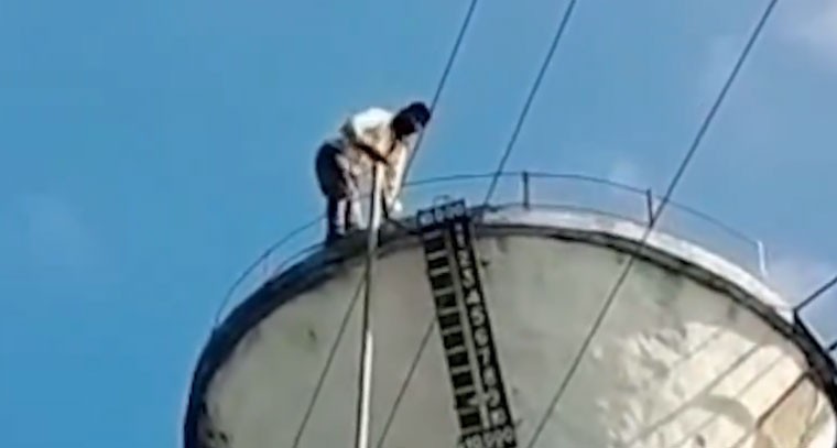 ఇందిరమ్మ ఇల్లు కోసం వాటర్ ట్యాంక్ ఎక్కిన యువకుడు