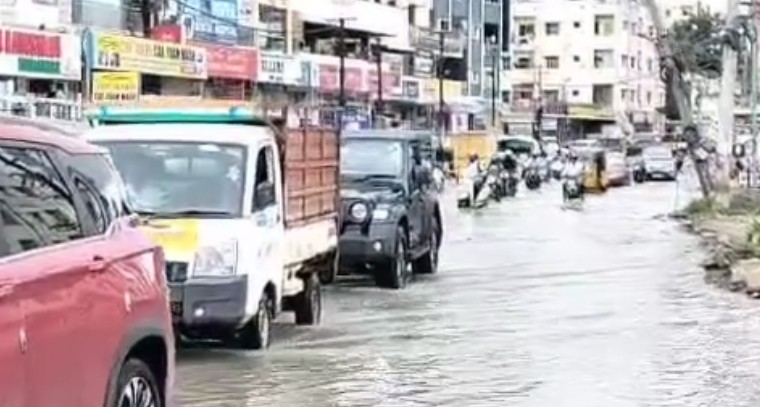 భారీ వర్షంతో జలమయమైన మల్లంపేట-బాచుపల్లి రహదారి