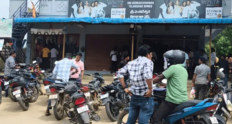 వైన్స్ షాప్ లకు పోటెత్తిన జనం