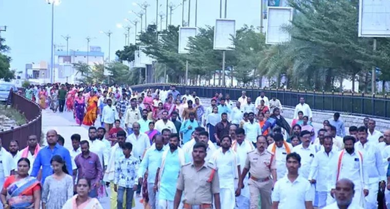 యాదాద్రిలో గిరి ప్రదక్షిణ.. భారీగా తరలివచ్చిన భక్తులు