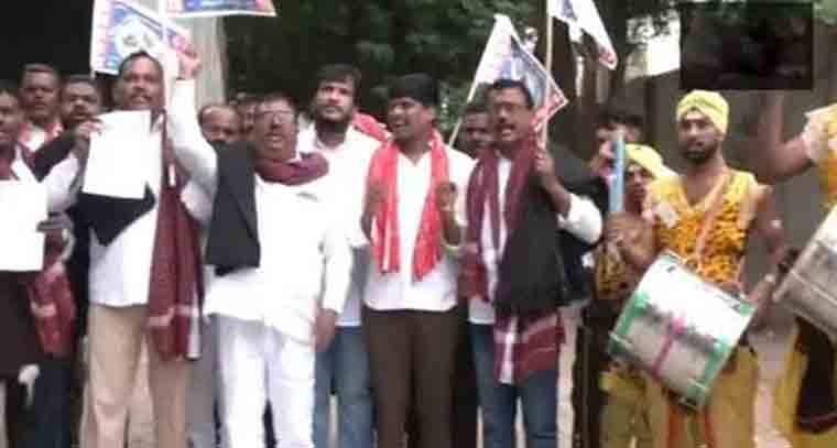 యాదవులకు పదవుల్లో ప్రాధాన్యత ఇవ్వాలంటూ వినూత్నంగా నిరసన 