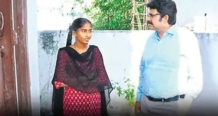 స్కూల్‌కు రాలేదని స్టూడెంట్ ఇంటికి వెళ్లిన కలెక్టర్