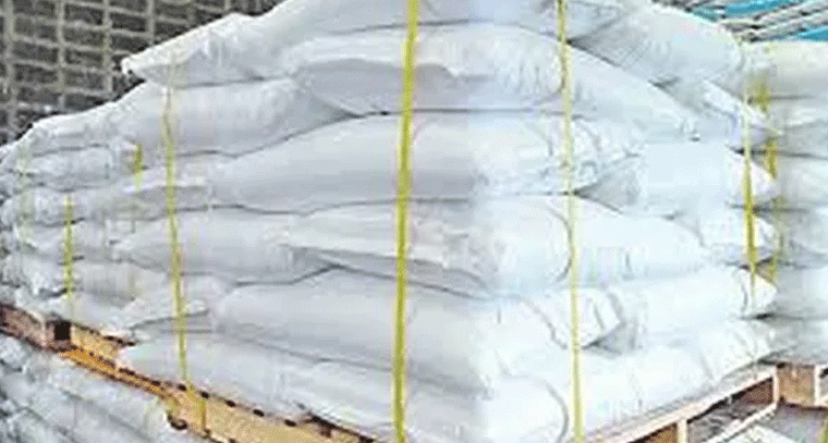 యాసంగికి యూరియా కోసం రైతుల బారులు, చెప్పులతో క్యూలైన్