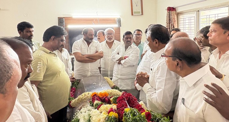 ఎల్లయ్య పార్తివ దేహానికి ఘన నివాళులు అర్పించిన ఎమ్మెల్యే జిఎంఆర్