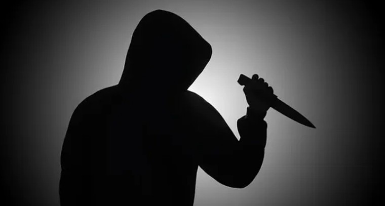 ఎంగిలి గ్లాసులో మద్యం పోశారని.. స్నేహితులను పొడిచిన యువకుడు!