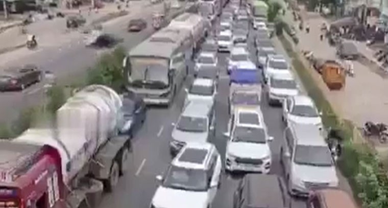 హైదరాబాద్-విజయవాడ జాతీయ రహదారిపై భారీగా ట్రాఫిక్ జామ్ 