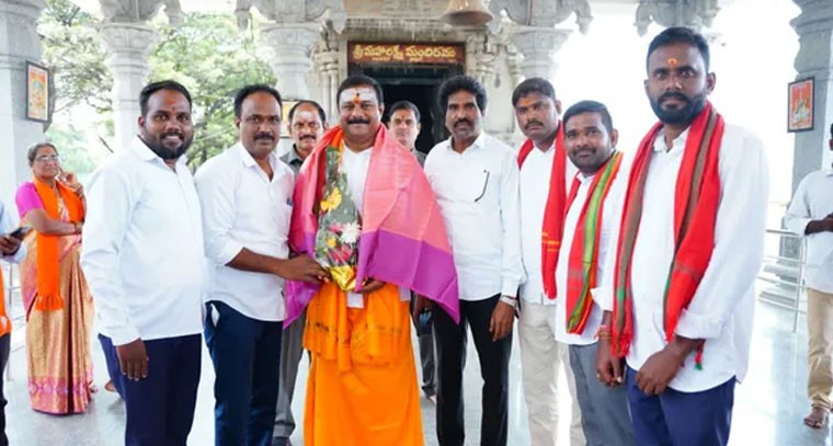 శ్రీమహాలక్ష్మి అమ్మవారిని దర్శించుకున్న ఎమ్మెల్యే