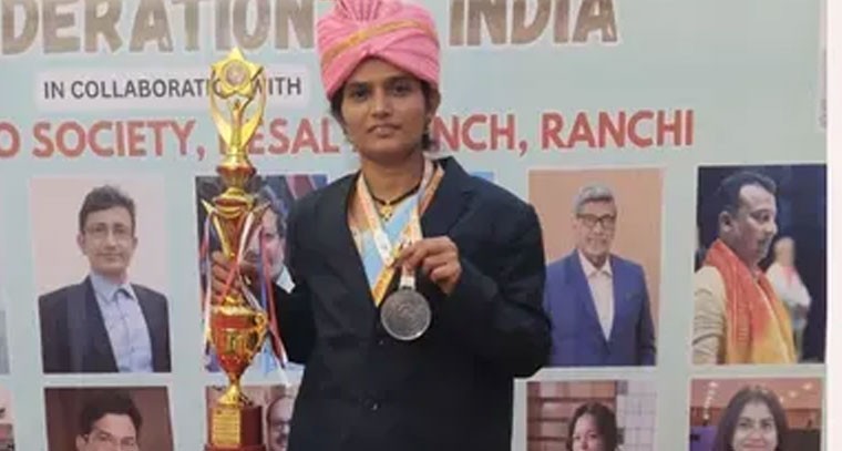 యోగాలో గోదావరిఖని మహిళ రికార్డు