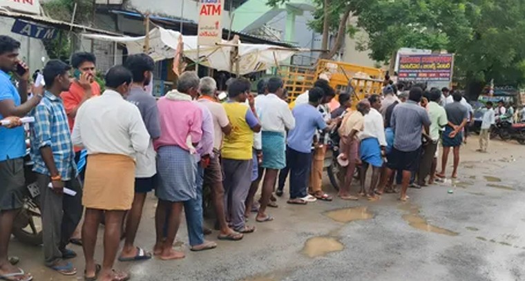యూరియా కోసం రైతుల ఆందోళన: బస్తాలు దొరక్క నిరాశ