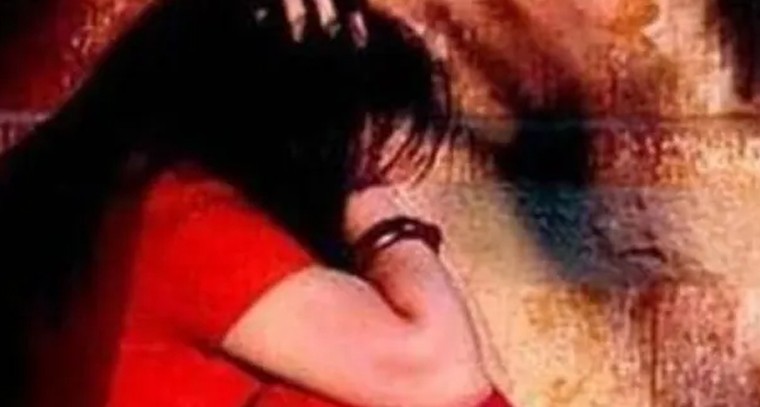 యువతిపై సామూహిక అత్యాచారం.. 10 మంది అరెస్ట్