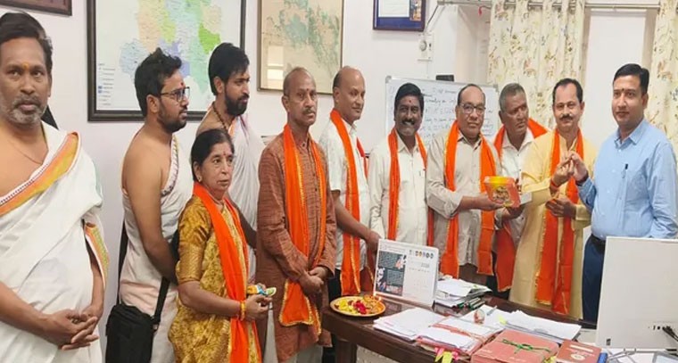జిల్లా కలెక్టర్‌ను సత్కరించిన వేద పండితులు