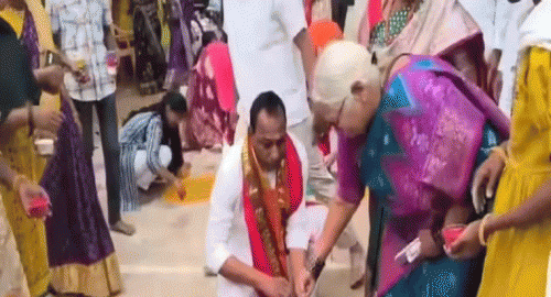 సంక్రాంతి పండుగ వేళ స్థానిక మహిళలతో కలిసి.. ముగ్గేసిన ఎమ్మెల్యే మల్లారెడ్డి