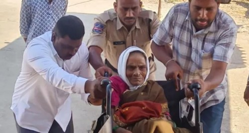 పోలీసు కానిస్టేబుల్ మానవత్వం.. 90 ఏళ్ల వృద్ధురాలికి వీల్‌చైర్‌లో ఓటు వేయించిన కరుణాకర్‌కు ప్రశంసలు

