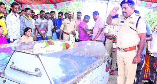 ఒకే ట్రాక్టర్‌పై తల్లీకొడుకుల అంతిమ యాత్ర.. కన్నీటి పరంపరైన తంగళ్లపల్లి

