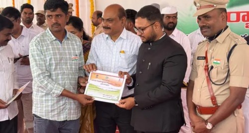 కోదాడ మున్సిపల్ అధికారికి జిల్లా స్థాయి పురస్కారం: గణతంత్ర వేడుకల్లో సత్కారం

