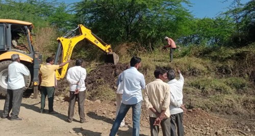 నారాయణఖేడ్‌లో స్వచ్ఛతా కార్యక్రమం.. ముంసిపల్ బృందం ఎత్తుగడ్డి, ముండ్ల చెట్లు తొలగించి ప్రాంతాన్ని ప్రకృతి సౌందర్యంతో కట్టుబడి చేసింది

