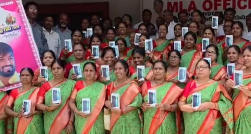 అంగన్వాడి టీచర్లకు స్మార్ట్ ఫోన్లు పంపిణీ చేసిన ఎమ్మెల్యే పద్మారావు గౌడ్