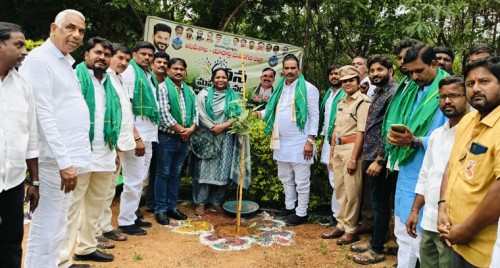 అభయ అరణ్యంలో వనమహోత్సవ కార్యక్రమంలో పాల్గొన్న ఆలేరు ఎమ్మెల్యే  బీర్ల అయిలయ్య 