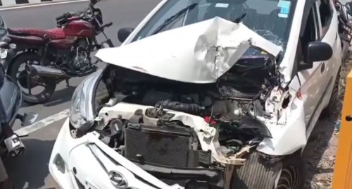 నిలిపి ఉన్న గూడ్స్ వాహనాన్ని ఢీకొట్టిన కారు