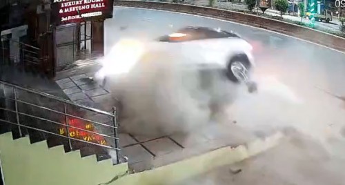 నల్లగొండలో కారు బీభత్సం