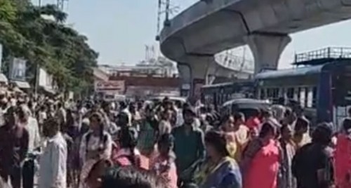  బస్సుల కోసం వేలాది మంది ప్రయాణికుల ఆందోళన