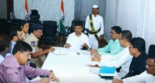 నల్గొండలో ఇంధన కొరత వదంతులు: కలెక్టర్ భరోసా