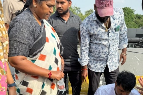 పంజాగుట్ట ఫ్లైఓవర్‌పై స్పృహ కోల్పోయిన వాహనదారుడు బాధితుడికి స్వయంగా ప్రథమ చికిత్స అందించిన మంత్రి