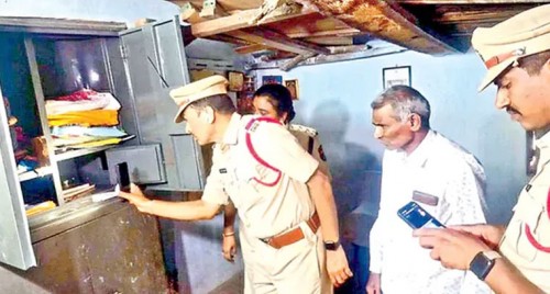 దొంగల టార్గెట్ గా తాళాలు వేసిన ఇళ్లు, ఆలయాలు