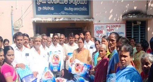 కోటకొండలో ఇందిరమ్మ చీరాల పంపిణీ