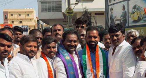 కాంగ్రెస్ లో చేరిన జానకంపేట్ సీనియర్ బీ ఆర్ ఎస్ నేతలు రాజు, శ్రీహరి