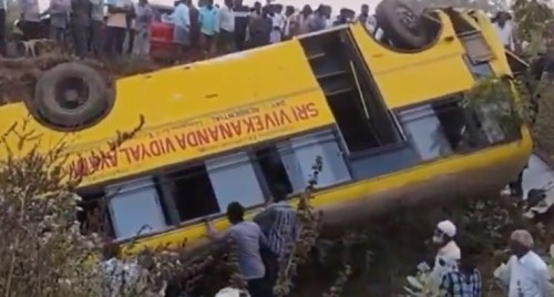 ఖమ్మం జిల్లాలో స్కూల్ బస్సు బోల్తా