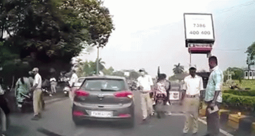 బైకర్ తప్పించుకోగా యువతి మొబైల్ లాక్కున్న పోలీస్ !