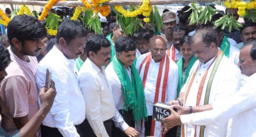 ధాన్యం కొనుగోలు కేంద్రాన్ని ప్రారంభించిన కోమటి  రెడ్డి వెంకట్ రెడ్డి 