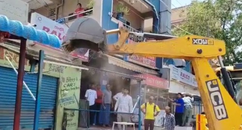 మల్కాజిగిరి లో రోడ్లపై ఉన్న అక్రమ నిర్మాణాలు కూల్చివేత..
