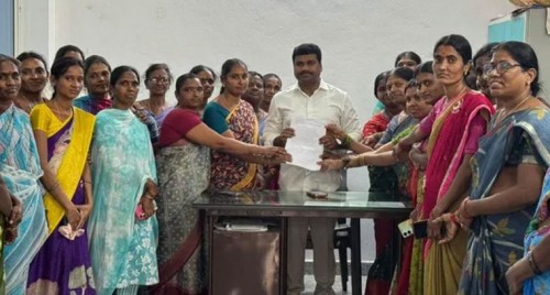 స్వశక్తి సంఘ భవన నిర్మాణానికి నిధులు మంజూరు చేస్తా హామీ