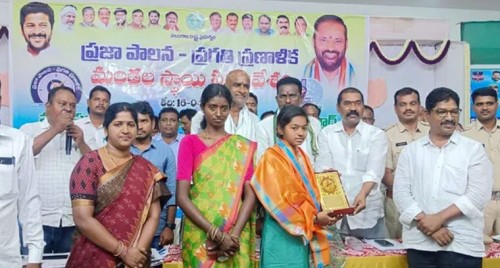 స్టేట్ ఫస్ట్ ర్యాంక్ సాధించిన విద్యార్థినికి అభినందన