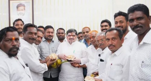 తాటి ముంజలతో గీతా కార్మికులు, ఆరోగ్యానికి మేలు అని విజ్ఞప్తి