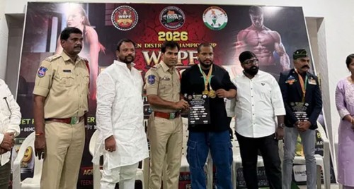 హఫీజ్‌పేట్‌లో పవర్ లిఫ్టింగ్ పోటీలు: క్రీడాకారులకు సీఐ శివప్రసాద్ చేతుల మీదుగా బహుమతులు